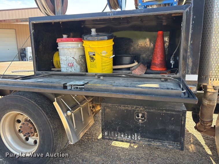 image for item ET7294 2002 Peterbilt 385 flatbed truck