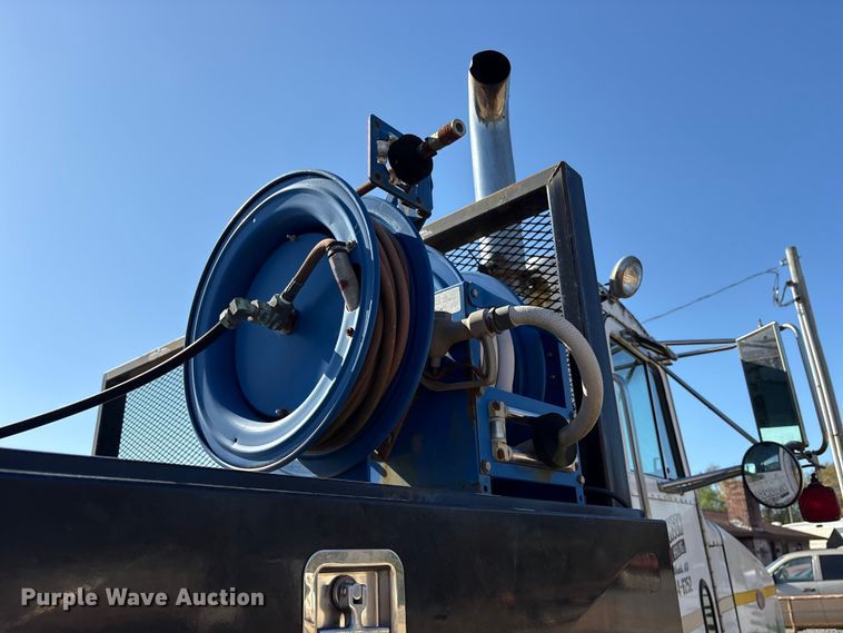 image for item ET7294 2002 Peterbilt 385 flatbed truck