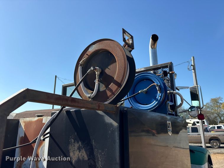 image for item ET7294 2002 Peterbilt 385 flatbed truck