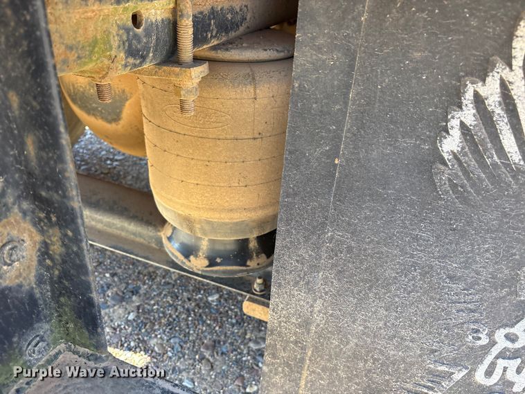 image for item ET7294 2002 Peterbilt 385 flatbed truck