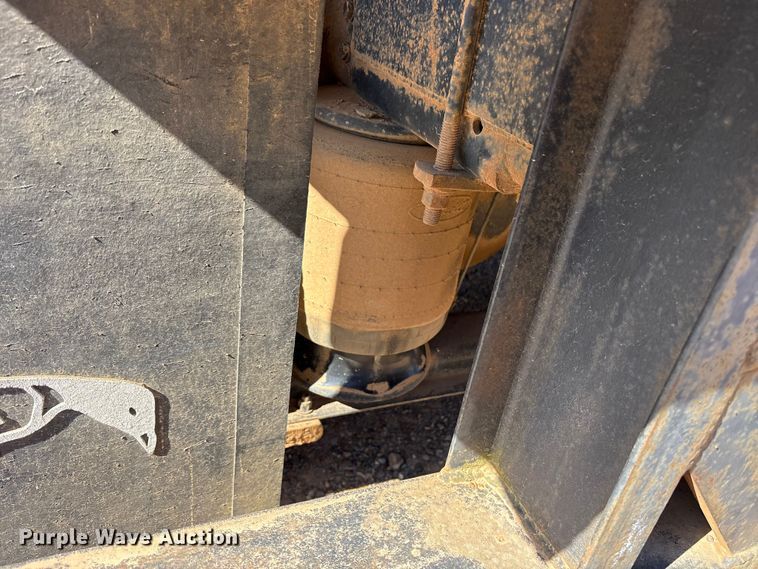 image for item ET7294 2002 Peterbilt 385 flatbed truck