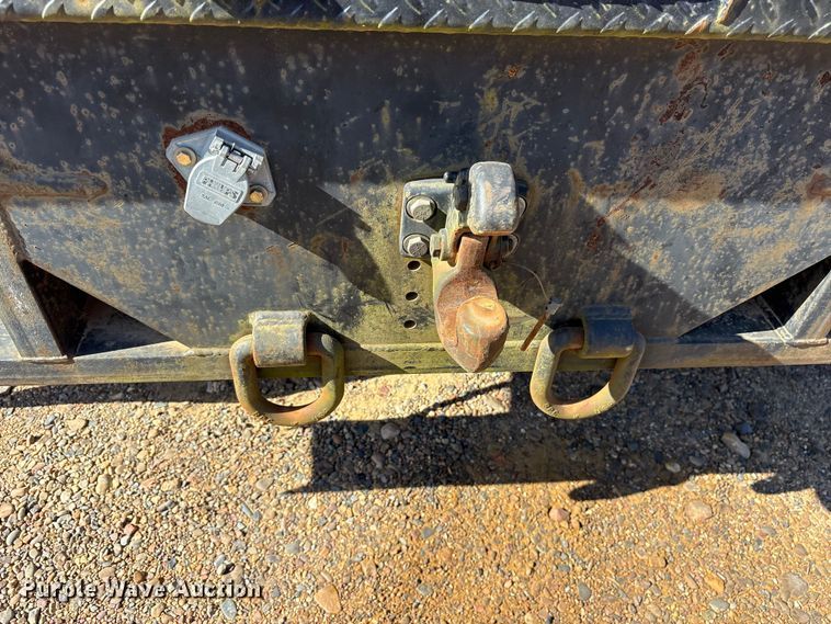 image for item ET7294 2002 Peterbilt 385 flatbed truck