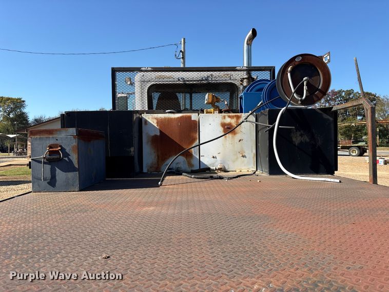 image for item ET7294 2002 Peterbilt 385 flatbed truck