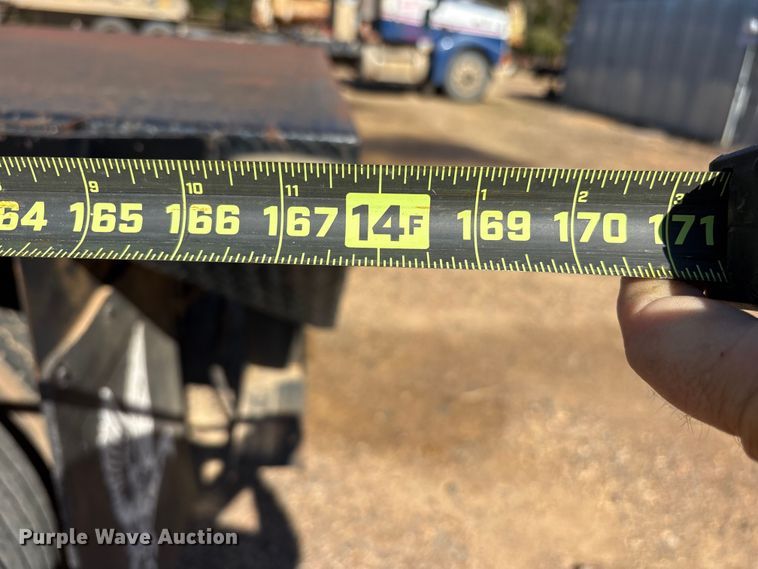 image for item ET7294 2002 Peterbilt 385 flatbed truck