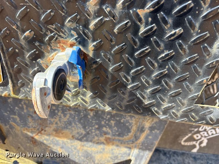 image for item ET7294 2002 Peterbilt 385 flatbed truck