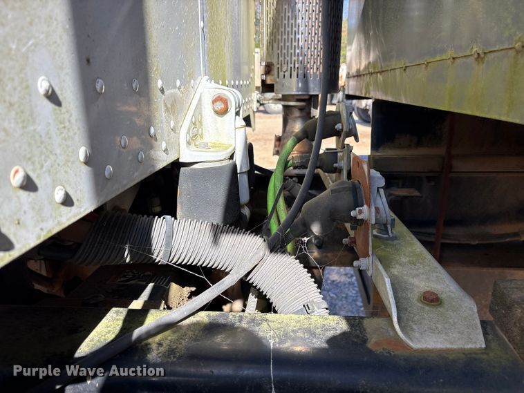 image for item ET7294 2002 Peterbilt 385 flatbed truck