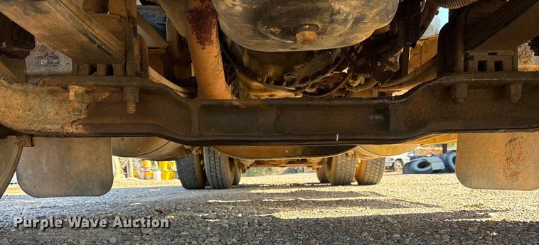 image for item ET7294 2002 Peterbilt 385 flatbed truck