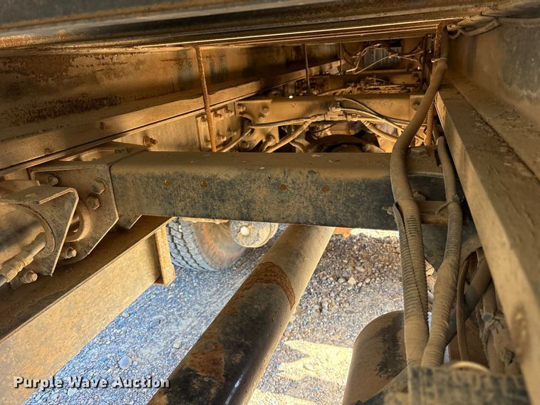 image for item ET7294 2002 Peterbilt 385 flatbed truck