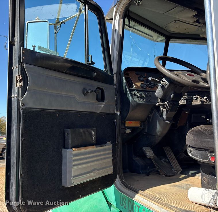 image for item ET7294 2002 Peterbilt 385 flatbed truck