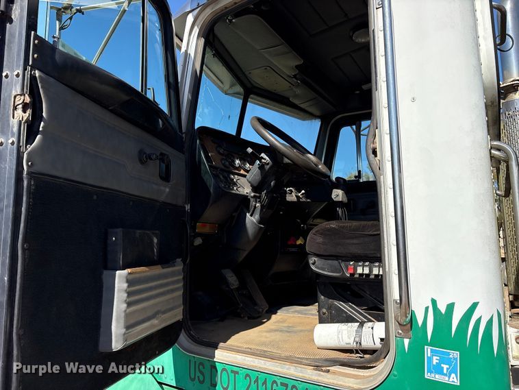 image for item ET7294 2002 Peterbilt 385 flatbed truck