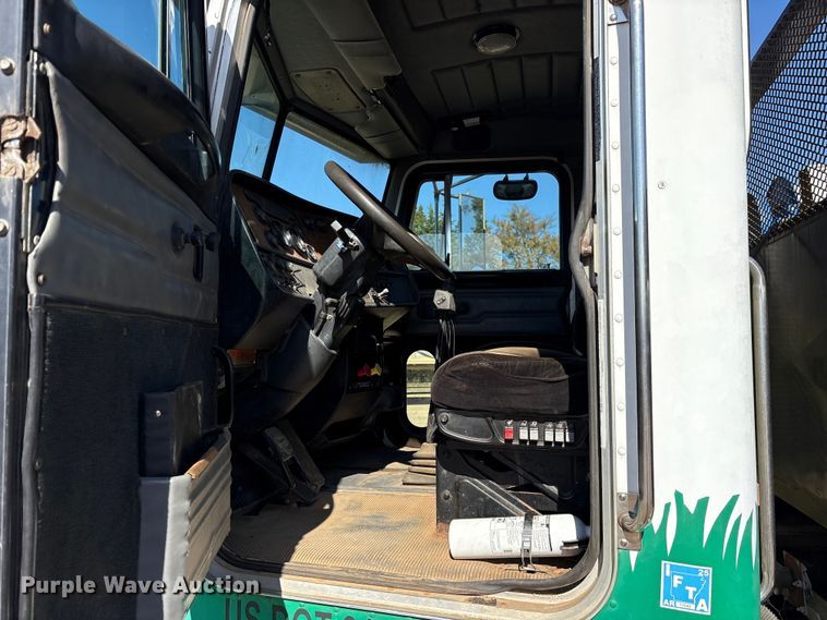 image for item ET7294 2002 Peterbilt 385 flatbed truck