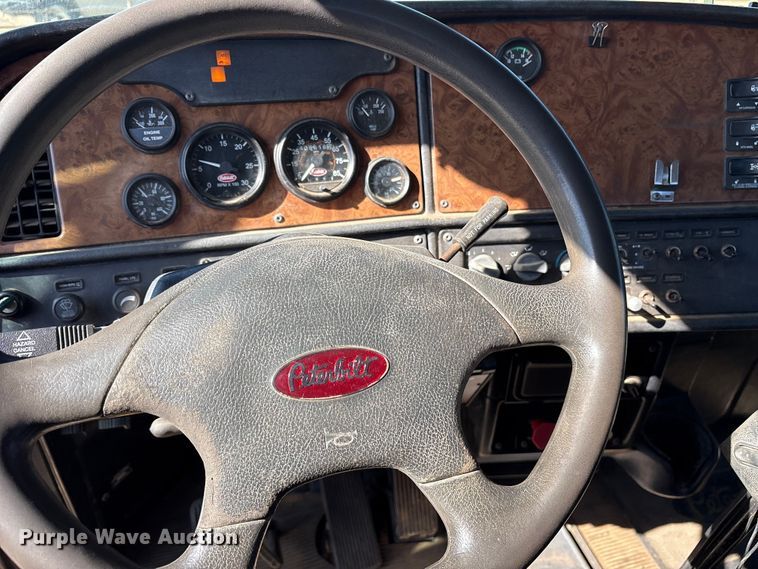 image for item ET7294 2002 Peterbilt 385 flatbed truck