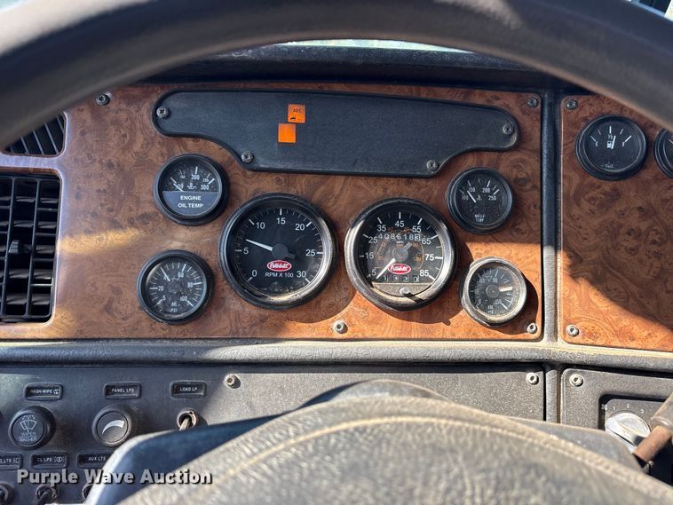 image for item ET7294 2002 Peterbilt 385 flatbed truck