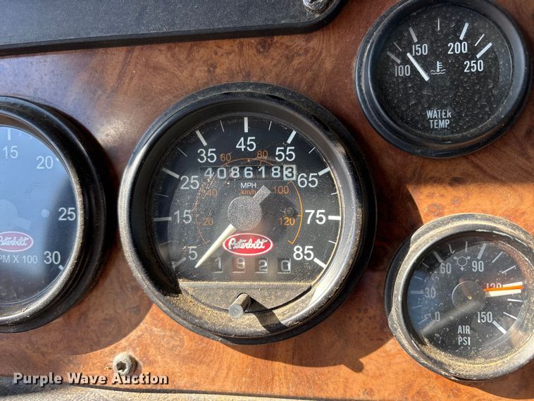 image for item ET7294 2002 Peterbilt 385 flatbed truck