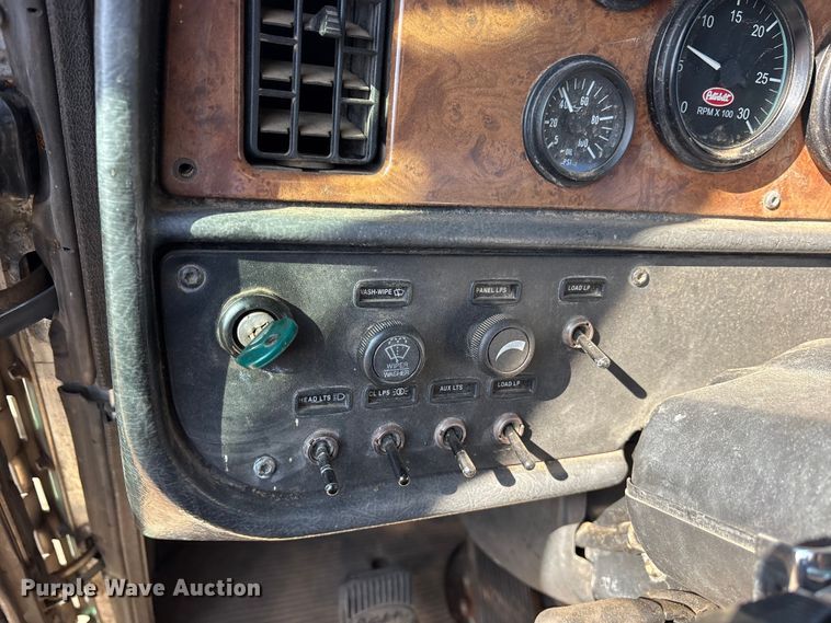 image for item ET7294 2002 Peterbilt 385 flatbed truck