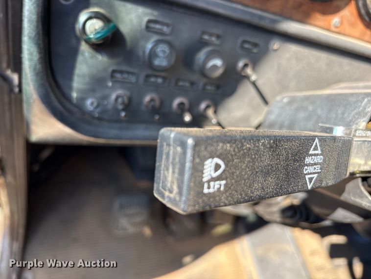 image for item ET7294 2002 Peterbilt 385 flatbed truck