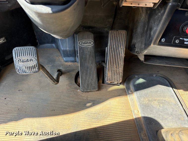 image for item ET7294 2002 Peterbilt 385 flatbed truck