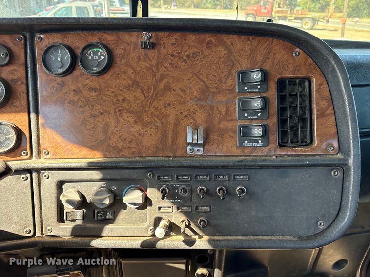 image for item ET7294 2002 Peterbilt 385 flatbed truck