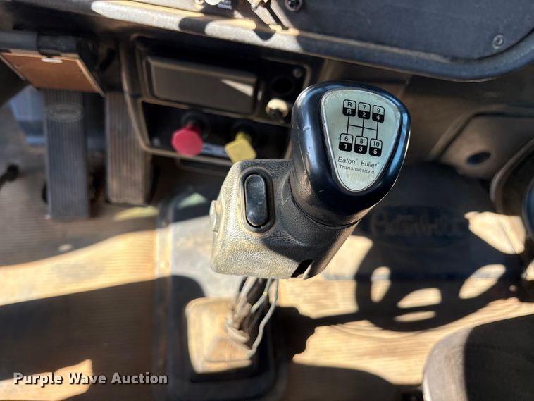 image for item ET7294 2002 Peterbilt 385 flatbed truck