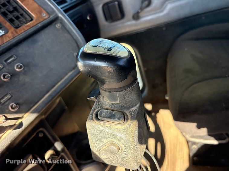 image for item ET7294 2002 Peterbilt 385 flatbed truck