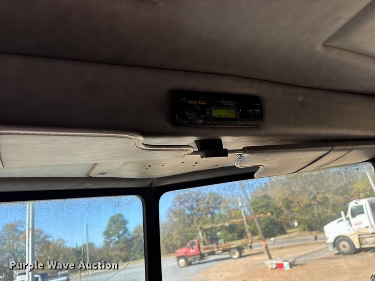 image for item ET7294 2002 Peterbilt 385 flatbed truck