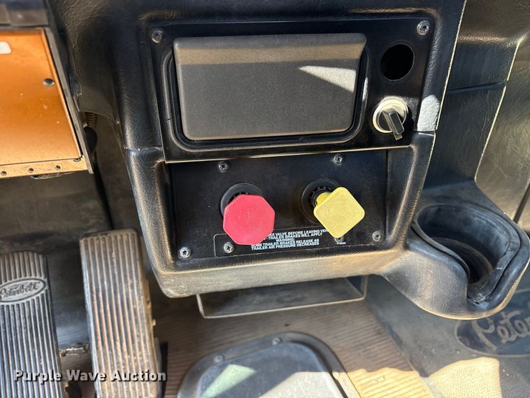 image for item ET7294 2002 Peterbilt 385 flatbed truck