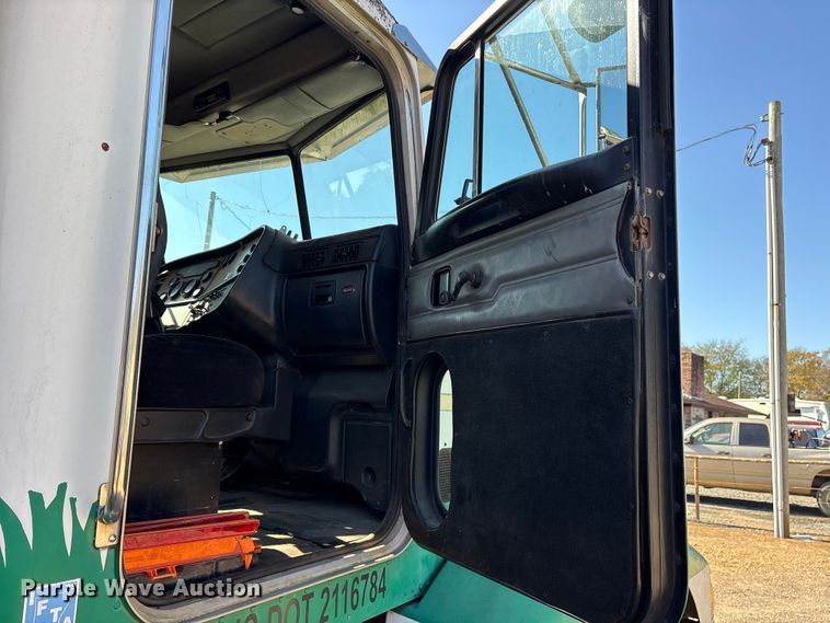 image for item ET7294 2002 Peterbilt 385 flatbed truck