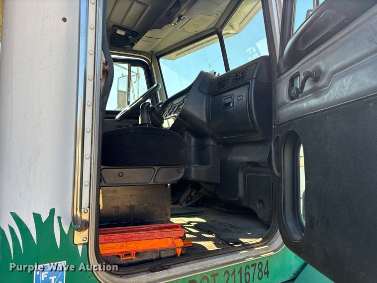 image for item ET7294 2002 Peterbilt 385 flatbed truck