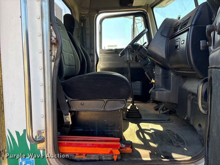 image for item ET7294 2002 Peterbilt 385 flatbed truck