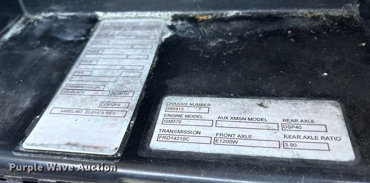 image for item ET7294 2002 Peterbilt 385 flatbed truck