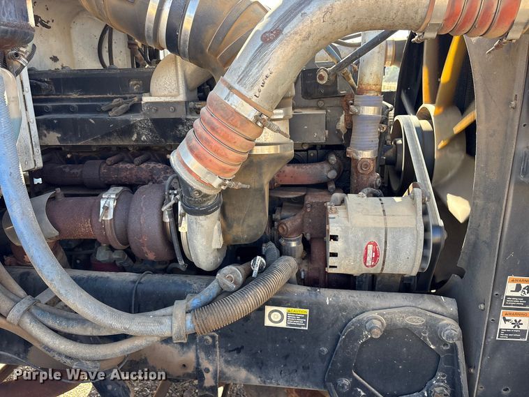 image for item ET7294 2002 Peterbilt 385 flatbed truck