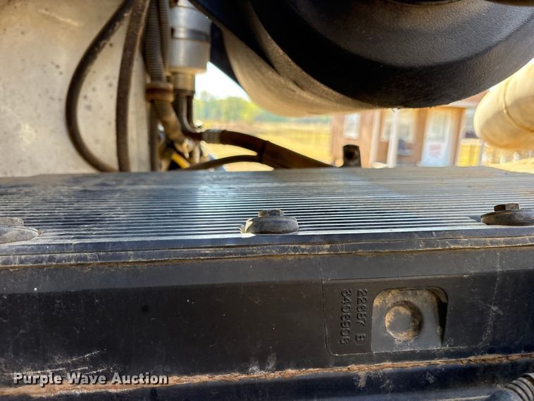 image for item ET7294 2002 Peterbilt 385 flatbed truck