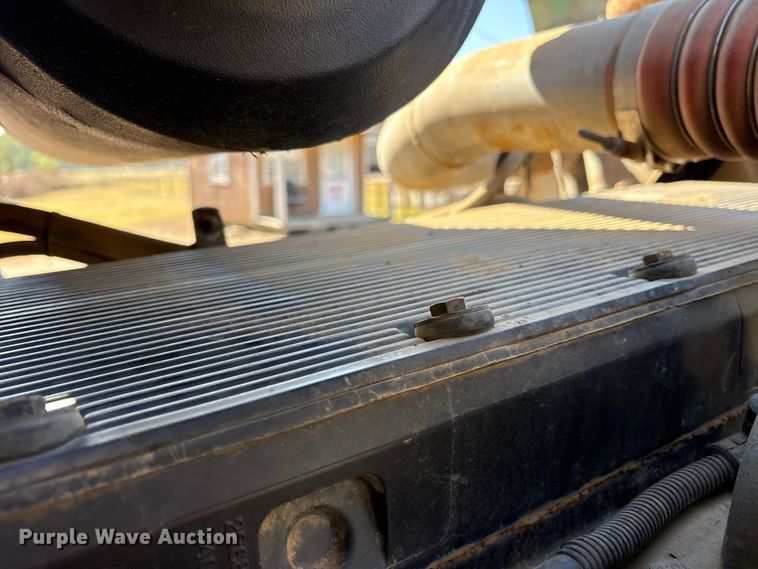 image for item ET7294 2002 Peterbilt 385 flatbed truck