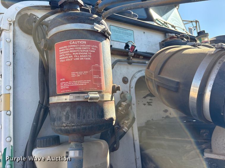 image for item ET7294 2002 Peterbilt 385 flatbed truck