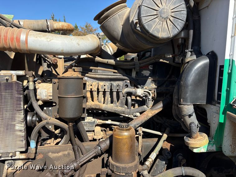 image for item ET7294 2002 Peterbilt 385 flatbed truck