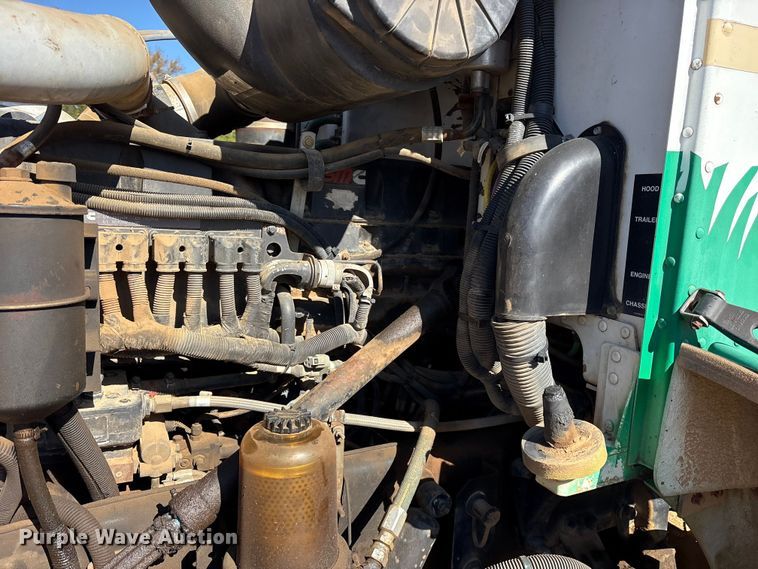 image for item ET7294 2002 Peterbilt 385 flatbed truck