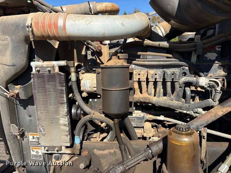 image for item ET7294 2002 Peterbilt 385 flatbed truck