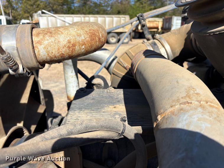 image for item ET7294 2002 Peterbilt 385 flatbed truck