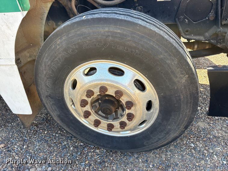 image for item ET7294 2002 Peterbilt 385 flatbed truck