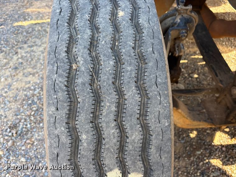 image for item ET7294 2002 Peterbilt 385 flatbed truck