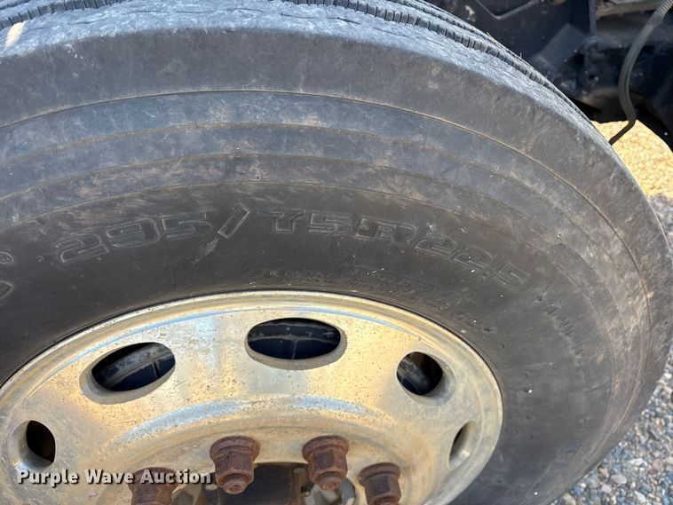 image for item ET7294 2002 Peterbilt 385 flatbed truck