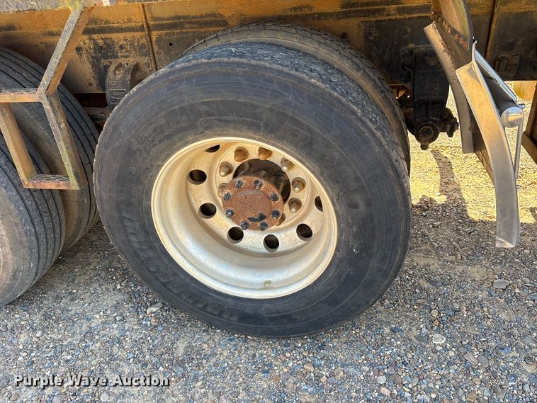 image for item ET7294 2002 Peterbilt 385 flatbed truck