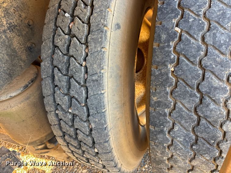 image for item ET7294 2002 Peterbilt 385 flatbed truck