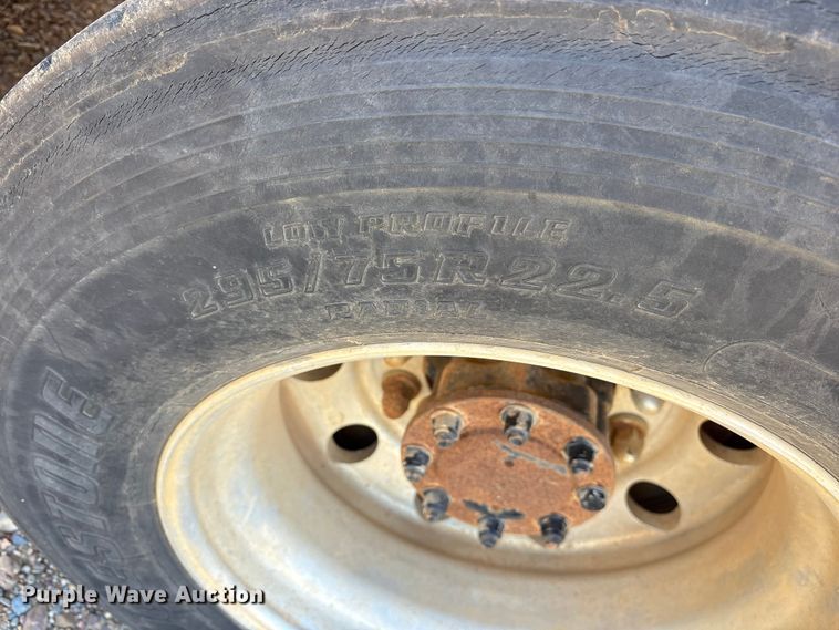 image for item ET7294 2002 Peterbilt 385 flatbed truck