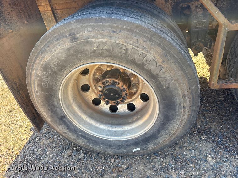 image for item ET7294 2002 Peterbilt 385 flatbed truck