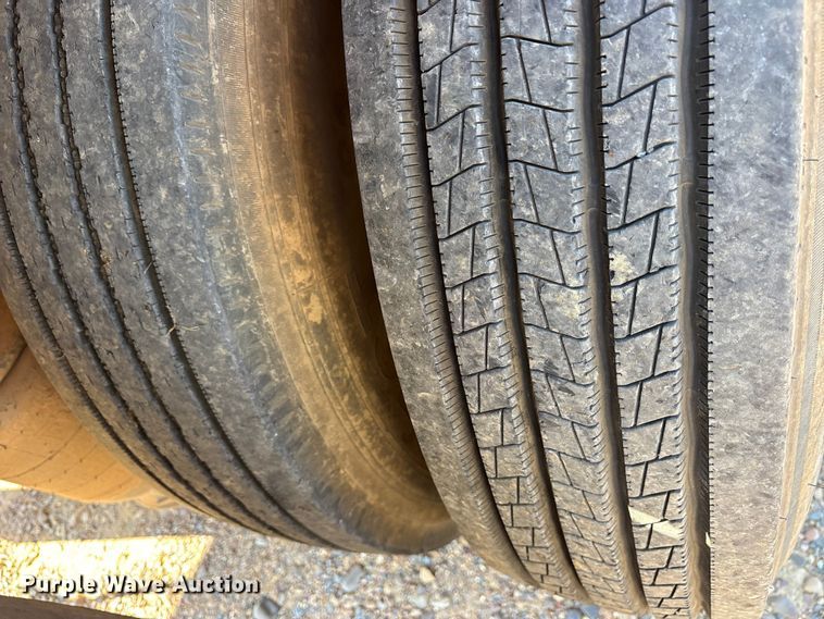 image for item ET7294 2002 Peterbilt 385 flatbed truck