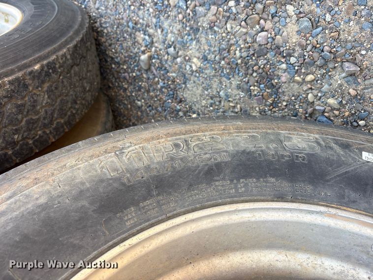 image for item ET7294 2002 Peterbilt 385 flatbed truck