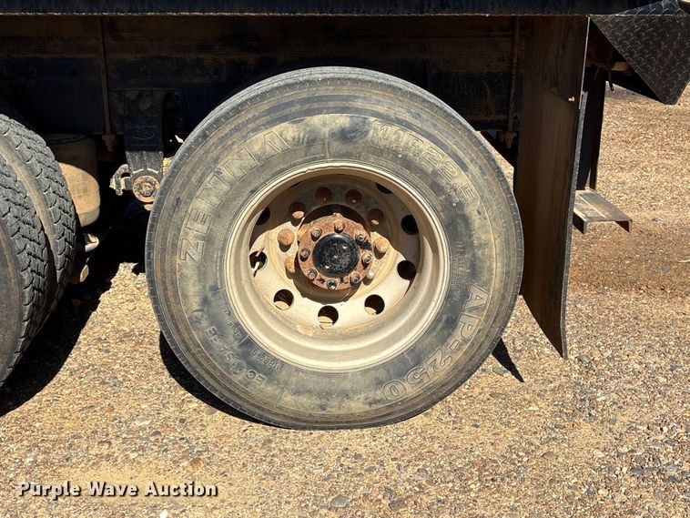 image for item ET7294 2002 Peterbilt 385 flatbed truck