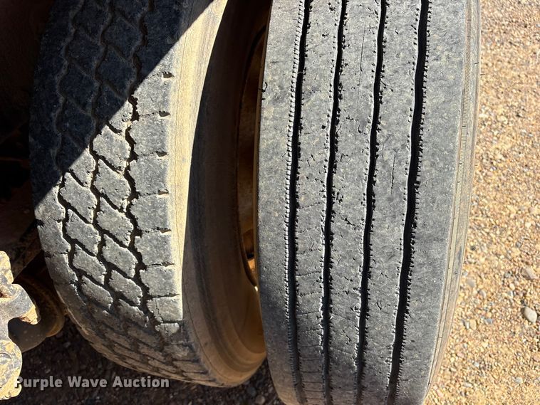 image for item ET7294 2002 Peterbilt 385 flatbed truck