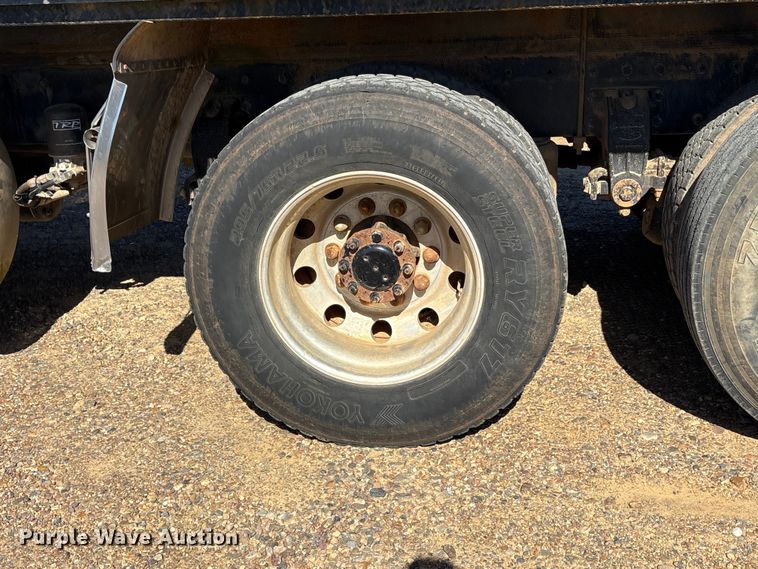 image for item ET7294 2002 Peterbilt 385 flatbed truck